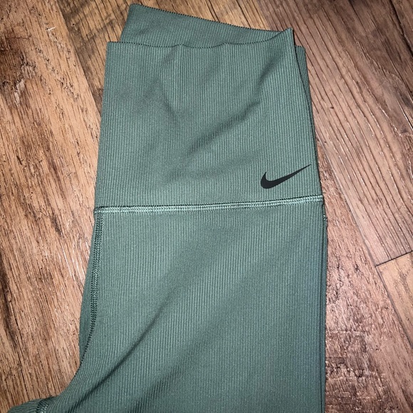 High rise Nike dri-fit ribbed leggings in army green - Picture 3 of 4